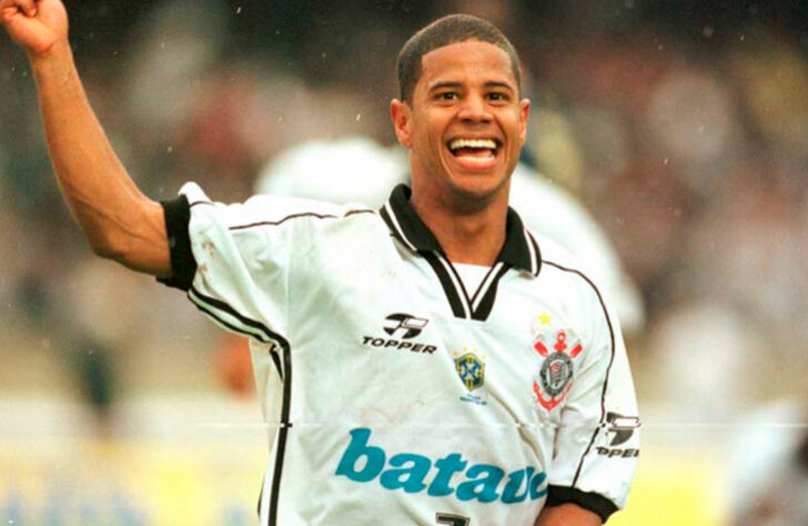 Marcelinho Carioca - Um dos grandes da história do Corinthians e do futebol brasileiro, foi o cara do bicampeonato nacional do clube em 1998 e 1999. Porém, não recebeu a oportunidade em 1998 e nem em 2002.