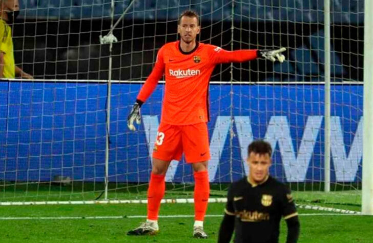 Neto (goleiro - 32 anos - brasileiro - Barcelona): surgiu bem no Athletico Paranaense e teve bons momentos também na Fiorentina (ITA). Passou por Juventus (ITA) e está no Barcelona (ESP), mas pouco atua por ser reserva do astro Ter Stegen. Já foi especulado no Brasil e é uma ótima opção para quem precisa de goleiro. Tem contrato até junho de 2023 e valor de mercado de 3 milhões de (R$ 16,3 milhões).