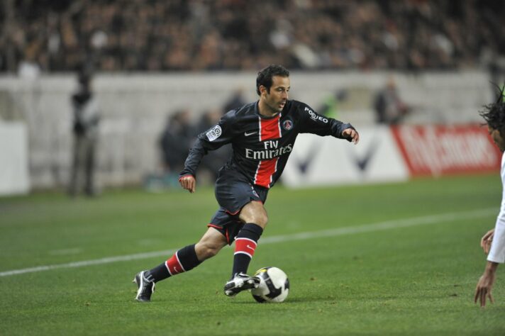 Meia: Ludovic Giuly (francês) - 35 anos na época - camisa 7 - atualmente aposentado como jogador