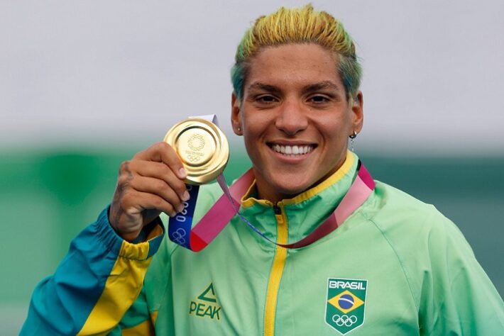 O Brasil conquistou mais uma medalha de ouro nos Jogos Olímpicos de Tóquio. O feito veio com Ana Marcela Cunha, que venceu a prova da maratona aquática. No entanto, a conquista da nadadora foi a única notícia boa das últimas horas. A delegação brasileira sofreu eliminações no atletismo, vôlei de praia e saltos ornamentais, além de não chegar ao pódio na vela e no skate. Confira o resumo da noite e madrugada de competições.