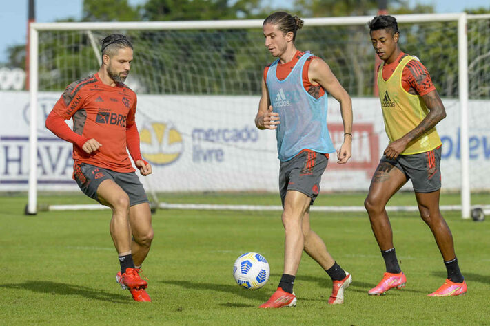 Poupados do duelo da Copa do Brasil, os titulares foram a campo normalmente e fizeram inicialmente um trabalho de aquecimento com a bola.