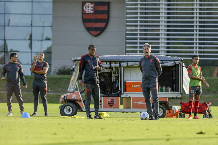 Em seguida ao aquecimento, a comissão técnica separou o grupo em três times e deu início a um trabalho em campo reduzido.