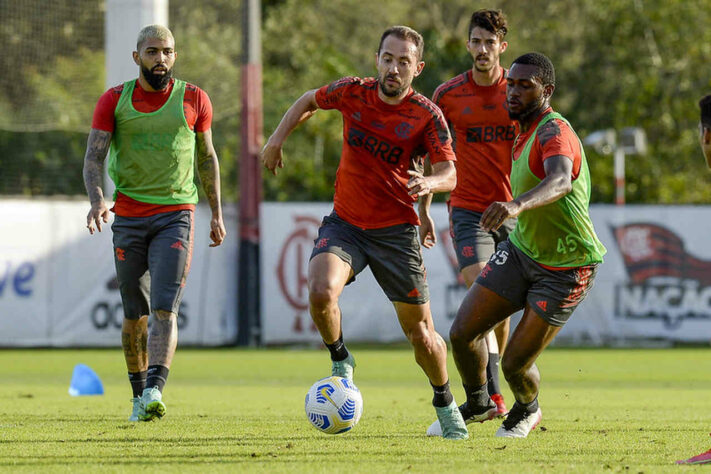 Everton Ribeiro é acompanhado de perto por Otávio, zagueiro do time sub-20 do Flamengo.