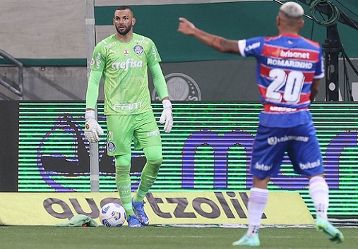 O Palmeiras foi derrotado, em jogo frenético, por 3 a 2 pelo Fortaleza na noite deste sábado, no Allianz Parque, pela 15ª rodada do Campeonato Brasileiro. O atacante Willian, autor de um dos gols, foi o melhor do Verdão, mas o sempre regular goleiro Weverton falhou em um dos tentos do time cearense. Confira as notas do Palmeiras no LANCE! (por Nosso Palestra)