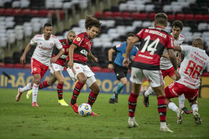 Em noite irreconhecível, o Flamengo foi goleado por 4 a 0 sobre o Internacional, no Maracanã, pela 15ª rodada do Brasileirão. Veja as notas a seguir. (Por Lucas Pessôa - lucaspessoa@lancenet.com.br)