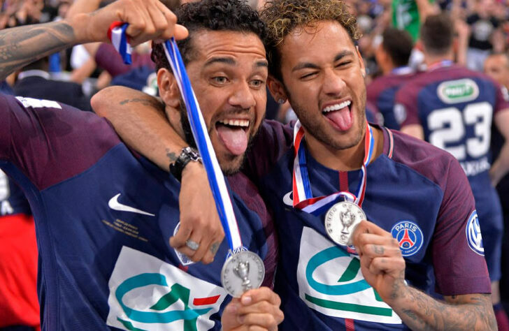 Daniel Alves e Neymar: jogaram juntos no Barcelona e no PSG.