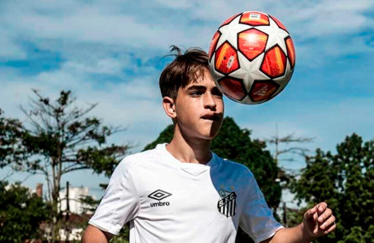 FECHADO - Promessa da base do Santos, Matheus Lima, o Matheuzinho, acertou com a empresa UJ Football Talent para administrar sua carreira em parceria com a D10Sports. A empresa é responsável pelo zagueiro Eder Militão, do Real Madrid, entre outros jogadores de categorias de base do país. Quatro dos principais clubes do continente (dois da Espanha, um da Itália e um da Alemanha) já fizeram sondagens por Matheus Lima.