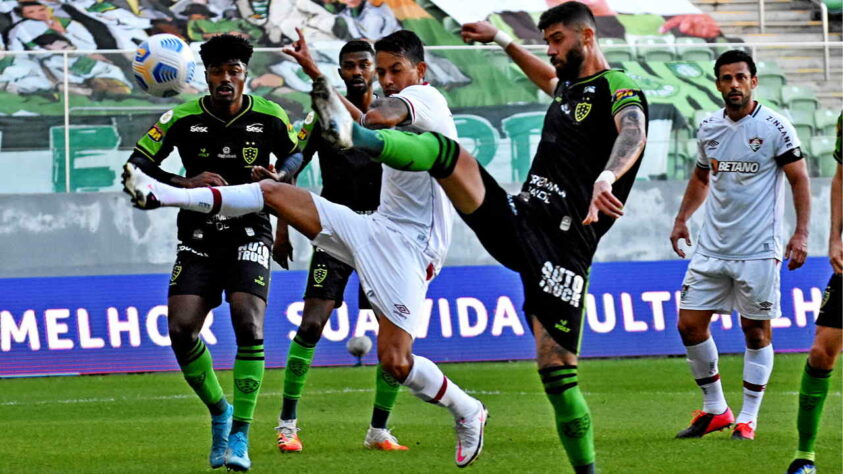 AMÉRICA-MG - SOBE - ADEMIR - Impetuoso, aproveitou as brechas especialmente pelo lado direito e infernizou a zaga do Fluminense. Sua persistência culminou em um gol com oportunismo. DESCE - RAMON - Oscilou nas vezes que tentou ajudar a equipe a ir à frente.