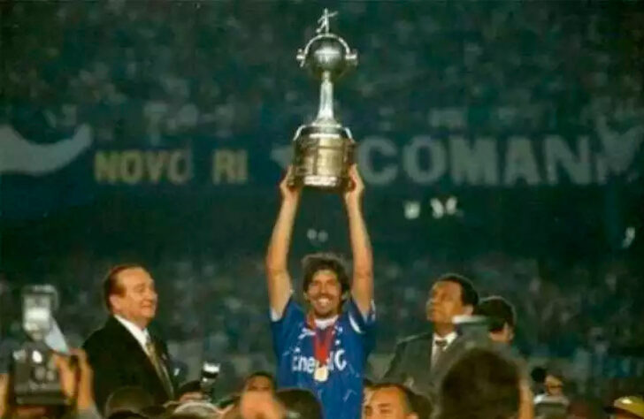 10 - Cruzeiro | O Cruzeiro encerra a participação brasileira no ranking. A Raposa acumula 95 vitórias em 166 jogos. O clube mineiro é bicampeão da Libertadores e seu último título (representado pela imagem) foi em 1997, quando venceu o Sporting Cristal no segundo jogo da final por 1 a 0, após ter empatado na ida por 0 a 0. 