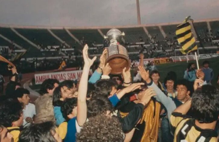 Peñarol (URU): 5 títulos - 1960, 1961, 1966, 1982 e 1987 (foto)