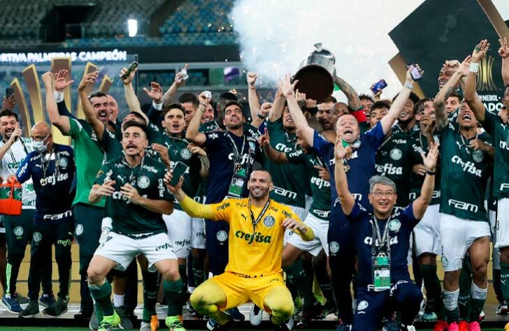 Palmeiras e Santos em 2020: nada como bater o rival na final continental com um gol no último minuto de jogo. Foi assim que o Palmeiras sagrou-se campeão da Libertadores 2020 sobre o Santos. Ainda, o Verdão faturou a Copa do Brasil daquele ano.