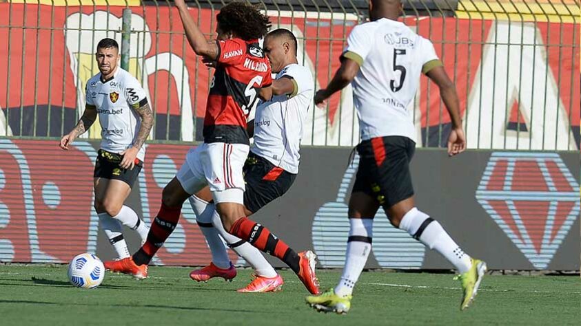 Sport - Sobe: José Welison e Tréllez foram os jogadores mais perigosos da equipe pernambucana. O primeiro quase marcou com um chute de fora da área, que contou com uma falha de Diego Alves, mas tocou no travessão. / Desce: O Leão foi totalmente dominado no primeiro e viu o adversário construir a vitória com facilidade. Sem poder de reação, o time saiu de campo com a derrota. Atacou em lances esporádicos e quase marcou por falha do próprio Flamengo.