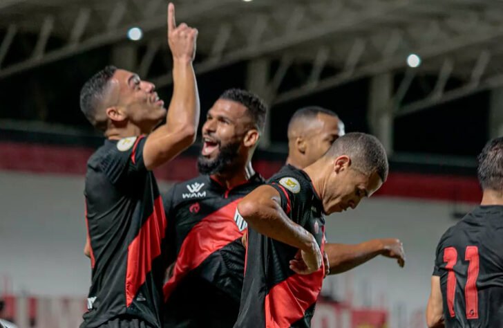 14º - ATLÉTICO-GO: 12 pontos em 10 jogos. Três vitórias, três empates e quatro derrotas. Nove gols marcados e nove sofridos. 40 % de aproveitamento.