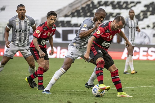 SOBE - VINA e FERNANDO SOBRAL - Mesmo sem ritmo, Vina se sobressaiu aos adversários e foi oportunista ao levar a melhor sobre Bruno Viana para abrir o marcador. Já Fernando Sobral foi incansável na luta por conduzir o Vozão. DESCE - MENDOZA - Lançado na reta final, foi atabalhoado ao tentar levar o Ceará à frente. 