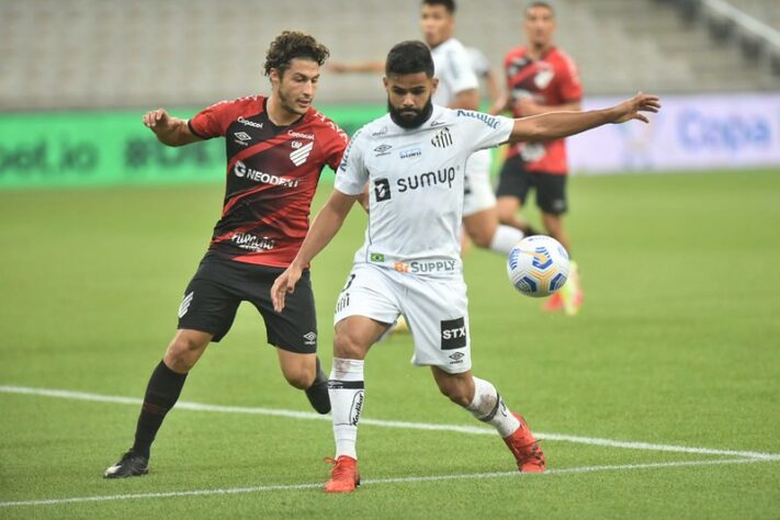 Na noite desta quarta-feira, o Santos perdeu por 1 a 0 para o Athletico Paranaense, na Arena da Baixada, no jogo de ida das quartas de final da Copa do Brasil. Sem brilho e com dificuldades técnicas, o Peixe fez um primeiro tempo fraco. Na segunda etapa, teve uma leve melhora, muito por conta da queda de rendimento do Furacão, mas mesmo assim não foi capaz de furar a defesa do time adversário. Confira as notas dos santistas no LANCE! (por Diário do Peixe)