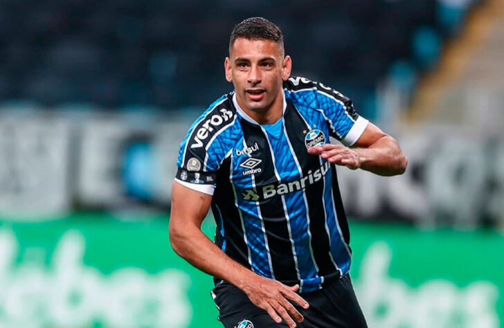 NEGOCIANDO - O Sport intensificou conversas com Diego Souza visando um retorno do atacante, que chegaria para sua terceira passagem no clube. A informação foi publicada pelo jornalista Pedro Maranhão. O jogador estava no Grêmio em 2021 e não terá o contrato renovado no clube gaúcho.