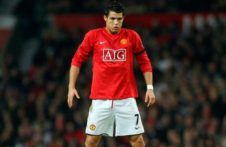 FECHADO - O Manchester United anunciou o retorno de Cristiano Ronaldo para o Old Trafford. Os Diabos Vermelhos tomaram a dianteira nas negociações pela contratação do astro português e entraram em acordo com a Juventus pela transferência do camisa sete. O novo salário do atleta deve girar em torno dos 15 milhões de euros por temporada.