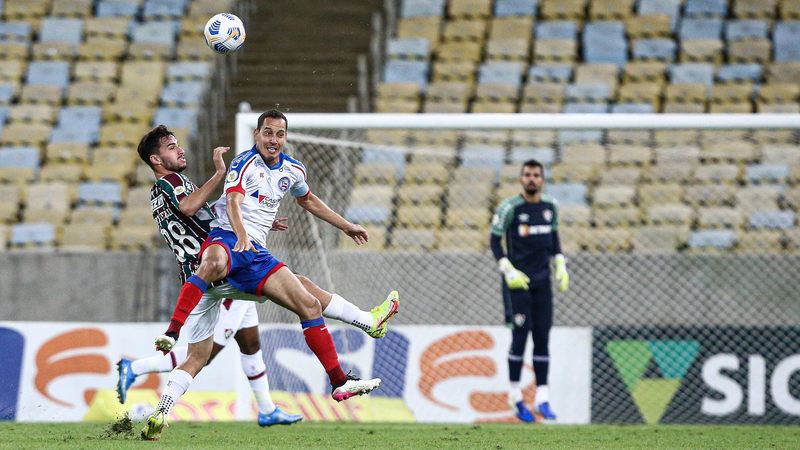 Bahia - Sobe: a equipe teve muita dificuldade para criar, mas as bolas aéreas na parte final da partida foram as jogadas mais perigosas. Luís Otávio acertou o travessão com uma forte cabeçada. Em outro momento, Capixaba também acertou o travessão, na jogada mais lúcida do ataque do Bahia  / Desce: o setor de meio de campo da equipe baiana teve muita dificuldade em criar oportunidades de perigo e assustar o adversário. Só conseguiu levar perigo na parte final da partida.