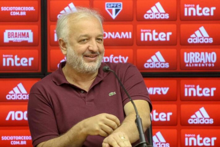 ESQUENTOU - O diretor de futebol do São Paulo, Carlos Belmonte, concedeu entrevista ao Blog do Menon para falar sobre a situação atual do Tricolor. O diretor revelou que o clube deve vender em breve o zagueiro Rodrigo Freitas, e revelou que o São Paulo está em busca de um como um volante e um centroavante.