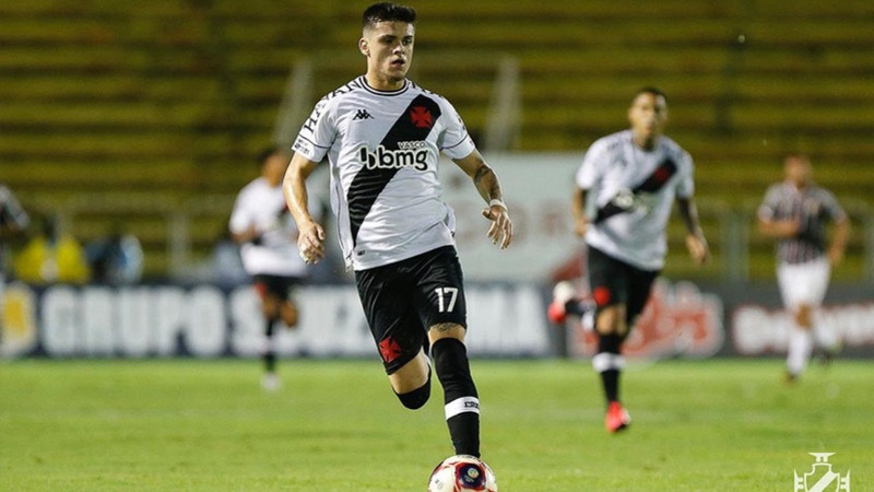 FECHADO: Gabriel Pec não é mais jogador do Vasco. Nesta quarta-feira (10), o Cruz-Maltino acertou a venda do atacante de 22 anos para o Los Angeles Galaxy, dos Estados Unidos, por 10 milhões de dólares (R$ 49 milhões na cotação atual).