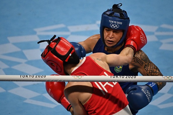 Campeã mundial do peso leve (até 60kg) do boxe, Beatriz Ferreira levou a prata após perder para a irlandesa Kellie Anne Harrington.
