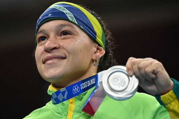 BOXE - A brasileira Beatriz Ferreira ficou com a medalha de prata no boxe nos Jogos Olímpicos de Tóquio. Neste domingo, na final da categoria até 60kg, Bia fez grande luta contra a irlandesa Kellie Anne Harrington, mas acabou derrotada por decisão da arbitragem por 2 rounds a 1.