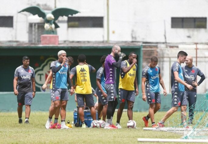 A Série B do Campeonato Brasileiro chegou à sua metade, e o Vasco não conseguiu entrar no G4 por pelo menos uma rodada. Com um desempenho bem abaixo do esperado, a equipe terminou a primeira parte da competição na décima primeira colocação, a 5 pontos do quarto colocado. O LANCE! listou dez motivos que fizeram o Cruz-Maltino deixar tantos pontos pelo caminho e não conseguir encontrar o equilíbrio para se consolidar na zona de acesso à elite do futebol nacional. 