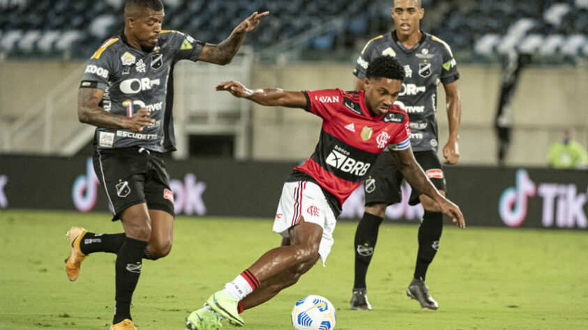 ABC - SOBE: O goleiro Welington fez boas defesas e impediu um novo placar elástico do Flamengo. | DESCE: O sistema ofensivo não funcionou e praticamente não levou perigo ao gol de Gabriel Batista.