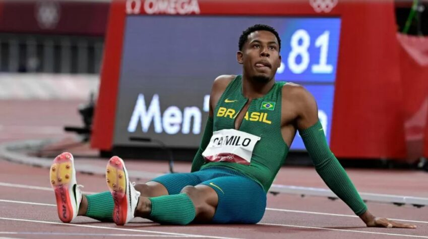 ATLETISMO - Os revezamentos feminino e masculino do Brasil foram eliminados na prova de 4x100m nos Jogos Olímpicos de Tóquio. As brasileiras, representadas por Rosângela Santos, Bruna Farias, Ana Claudia Lemos e Vitória Rosa, ficaram com marca de 43s15, terminando apenas na 11ª posição geral, enquanto os brasileiros, que tiveram Rodrigo do Nascimento, Felipe Bardi, Derick Silva e Paulo André Camilo, fizeram tempo de 38s34, na 12ª posição, também fora da decisão.