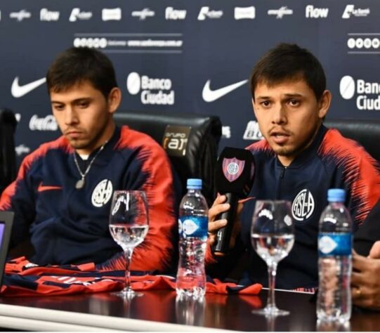 ESQUENTOU - O futuro dos irmãos Romero parece cada vez mais distante do San Lorenzo, que admitiu não ter condições de continuar pagando os salários da dupla. Clube e atletas buscam uma rescisão contratual, já que o vínculo de ambos vai até junho de 2022. Em meio ao caos, Ángel e Óscar foram procurados pelo Libertad, que deseja contratar os dois.