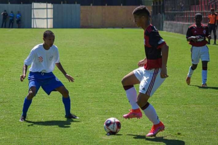 FECHADO - O Santos encaminhou a contratação do atacante Arthur Manoel, de apenas 15 anos e uma das maiores promessas das categorias de base do Flamengo. O jogador não chegou a um acordo com o clube rubro-negro para a renovação do contrato de formação e recebeu mais de seis propostas, incluindo equipes da Série A como Corinthians e São Paulo.