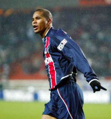 O ex-atacante Aloísio Chulapa defendeu as cores do PSG entre 2001 e 2003, conquistando a Copa Intertoto.