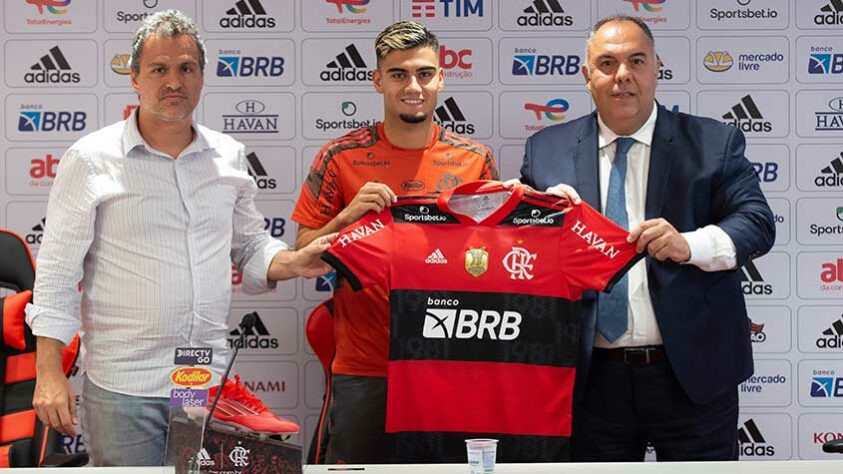 FECHADO - Já regularizado para estrear pelo Flamengo, Andreas Pereira foi apresentado como reforço do clube, nesta segunda-feira, na sala de imprensa do Ninho do Urubu. E o meio-campista já se pôs à disposição para estrear nesta quarta-feira, pela Copa do Brasil, e avisou que não terá contratempos para se adaptar, nesta que é a sua primeira experiência no futebol brasileiro.