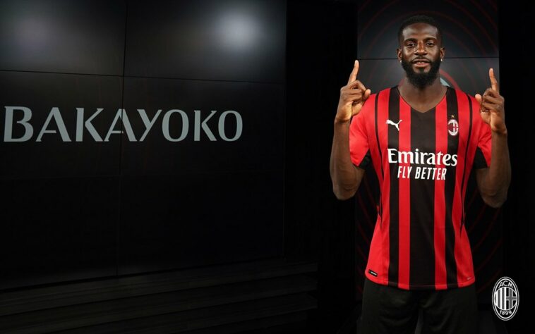 FECHADO - O Milan anunciou nesta segunda-feira a contratação do volante Tiemoué Bakayoko, que pertence ao Chelsea e chega por empréstimo ao clube italiano. Esta será a segunda passagem do francês de 27 anos pelo time rubro-negro. A outra, também cedido pelos ingleses, foi na temporada 2018/19.