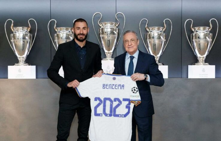 FECHADO - Um dos grandes ídolos da história do Real Madrid, o atacante Karim Benzema teve seu contrato renovado com o clube merengue nesta sexta-feira. Anteriormente com vínculo até o final desta temporada, em junho de 2022, o francês ficará nos Blancos até 2023. Caso algum clube queira tirar o camisa 9 do Real Madrid neste período, a missão não será barata. Segundo informações do jornalista Fabrizio Romano, referência no quesito mercado de transferências, a cláusula de rescisão do jogador será de 1 bilhão de euros.