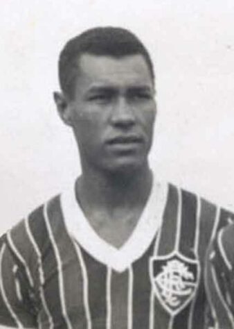 Bené, zagueiro.