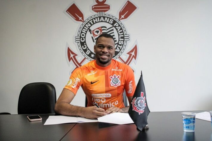 Horas após o anúncio de Róger Guedes, o Timão anunciou a chegada do goleiro Carlos Miguel, que estava sem clube após rescindir contrato com o Internacional. O 'goleiro mais alto do Brasil', com 2,04m, estreou pelo Corinthians contra o Atlético-MG no Brasileirão. Ele possui contrato até dezembro de 2023.