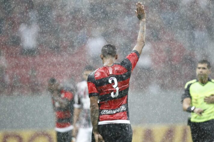 FECHADO - O Bolívar anunciou a contratação do zagueiro César Martins, brasileiro que estava defendendo o Farense, de Portugal, na última temporada. Além disso, o jogador tem passagem pelo Flamengo na década passada e vai para seu primeiro clube sul-americano fora do Brasil.