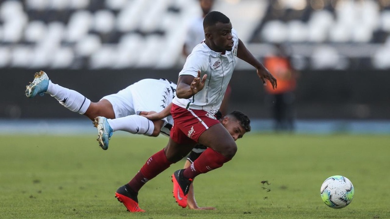 FECHADO - Cria da base do Fluminense, o atacante Christian está de casa nova. Depois de não renovar com o Tricolor, ele assinou com o Atlético Clube Marinhense, de Portugal. O contrato é válido por um ano com possibilidade de renovação ao término. Aos 21 anos, ele fez uma partida na equipe profissional, em outubro de 2020, diante do Goiás. 