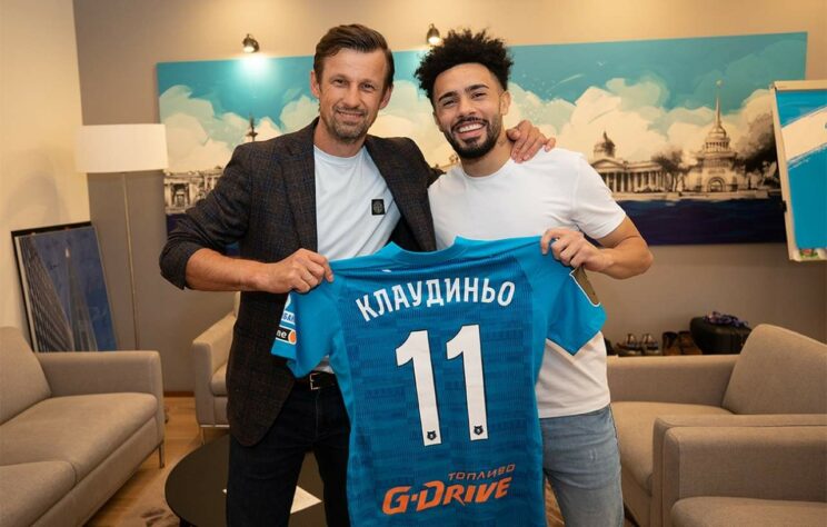 FECHADO - O Zenit anunciou a contratação do meia-atacante Claudinho, ex-Bragantino, nesta sexta-feira. O atleta, que assinou contrato até 2026 e irá vestir a camisa 11 da equipe russa, chegou embalado pelo som de The Weeknd, um dos principais artistas pop do cenário mundial.