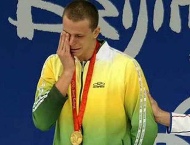 César Cielo, um dos quatro atletas brasileiros a conquistar duas medalhas em uma mesma edição, é o único nadador do país a ter conquistado o ouro olímpico. Nos Jogos de 2008, em Pequim, na China, o competidor paulista obteve o feito ao vencer a prova dos 50 metros livre. Ele tem ainda dois bronzes.