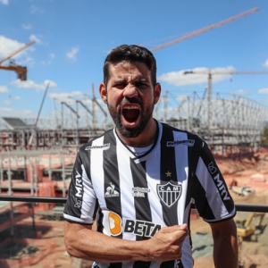 Rubens Menin, dono da MRV Engenharia, além de torcedor do Atlético-MG, é conselheiro do clube e tem investido no Galo, participando até de algumas contratações.