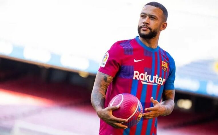 ESQUENTOU - Memphis Depay não possui cláusula de renovação unilateral em seu contrato com o Barcelona, revelou o "Mundo Deportivo". O atacante holandês, principal contratação da última janela de transferências, encerra seu vínculo com a equipe blaugrana em 2023. Durante as negociações para acertar a chegada do centroavante, o Barcelona cogitou impor uma cláusula de renovação até 2024 que deveria ser exercida até dezembro de 2022. No entanto, a condição não foi pactada no vínculo entre as partes.