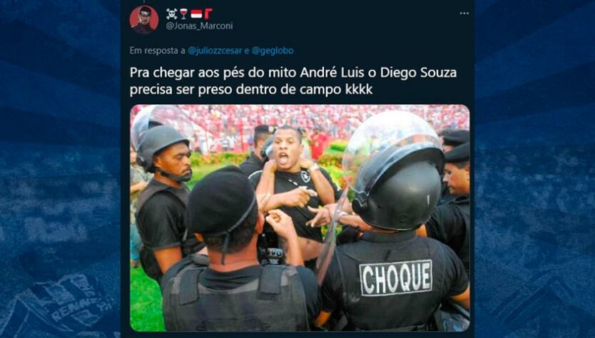 Torcedores relembraram a icônica cena com o zagueiro André Luís, que em 2008 arrancou o cartão da mão do árbitro em duelo do Botafogo contra o Estudiantes.