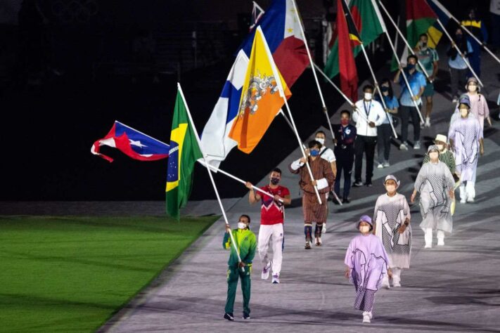 CERIMÔNIA DE ENCERRAMENTO - A ginasta Rebeca Andrade foi a porta-bandeira do Brasil na despedida dos Jogos Olímpicos de Tóquio. Ela conquistou duas medalhas: prata no individual geral e ouro no salto. Hebert Conceição, ouro no boxe (até 75kg), também participou do evento no desfile de atletas.