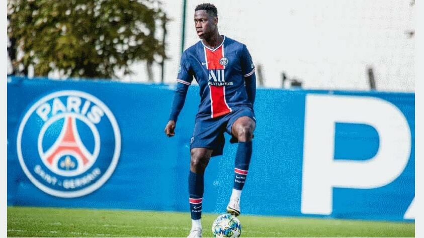 ESQUENTOU - O Liverpool e o Manchester United estão interessados na contratação do zagueiro El Chadaille Bitshiabu, do PSG, de acordo com o "Le10sport". Aos 17 anos, o defensor é uma das principais promessas do clube parisiense e tem contrato até 2024.