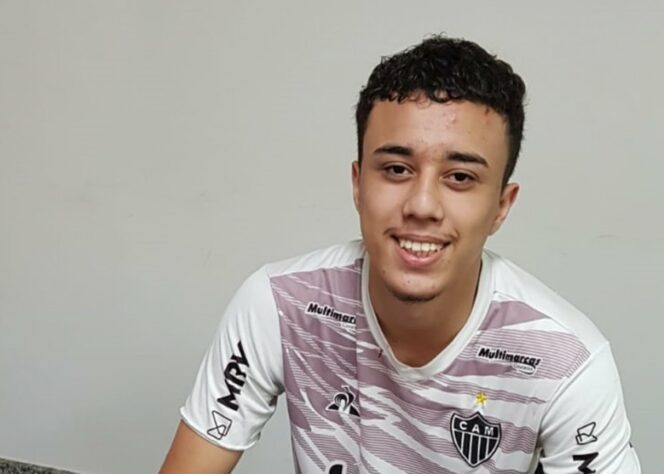 FECHADO - Revelado nas categorias de base do Paraná e considerado uma das joias do Ninho da Gralha, o zagueiro Felipe Moura foi negociado com o Atlético-MG, assinando contrato de três anos com a equipe mineira. O defensor já está em Belo Horizonte e passará a integrar o time sub-17 do Galo neste ano.