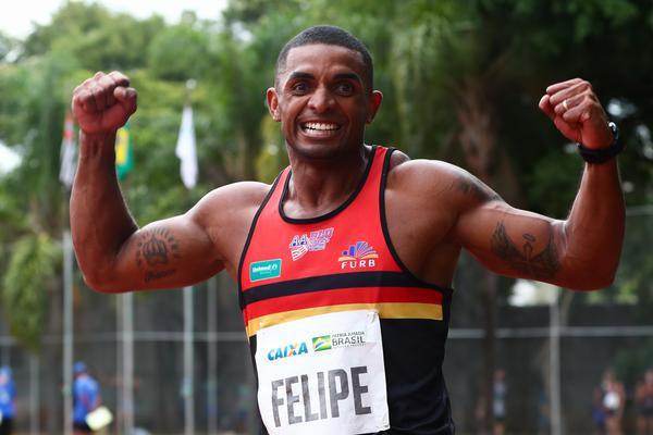 Felipe dos Santos participa do arremesso de peso, salto em distância, salto em altura, 110 m com barreiras e da corrida de 100m no decatlo, uma modalidade no atletismo que reúne dez competências. Começa às 21h.  As provas vão até quinta, com descansos, claro. 