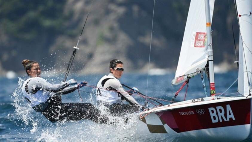 VELA - Na regata das medalhas da classe 470 feminina, as brasileiras Fernanda Oliveira e Ana Barbachan não conseguiram subir ao pódio. A dupla ficou na última colocação da prova e encerrou na 9ª colocação geral da categoria.