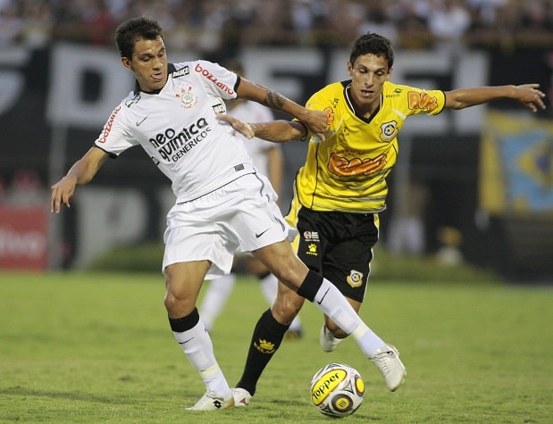 Fábio Santos - 30/1/2011 - São Bernardo 2 x 2 Corinthians - Campeonato Paulista.